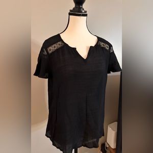 🩵4 items for $30- Beautiful Linen blouse with gorgeous details